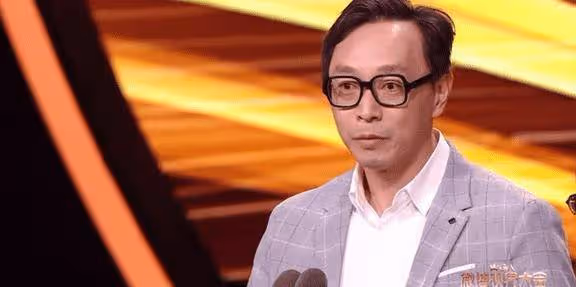 這一夜頒獎禮:48歲群眾演員一分鐘發言,讓姜妍流淚、劉琳哽咽