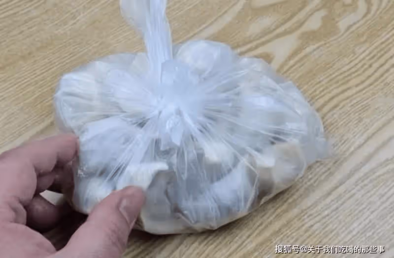 保存餃子,切記不要包好直接凍!掌握好3點,個個不粘連不開裂