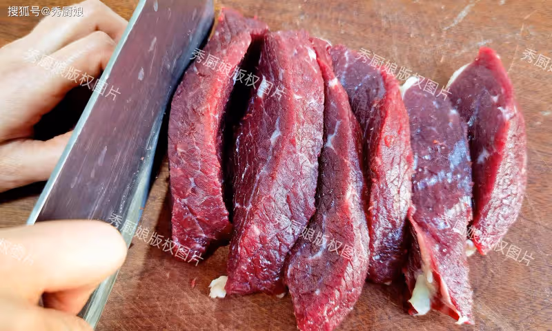 買牛肉，買「掛著的」還是「擺著的」？肉販說了實話，差別真大！