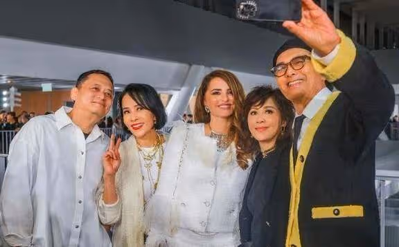 周潤發、劉嘉玲和權志龍合影,回顧紅頭髮美甲的權志龍站C成焦點