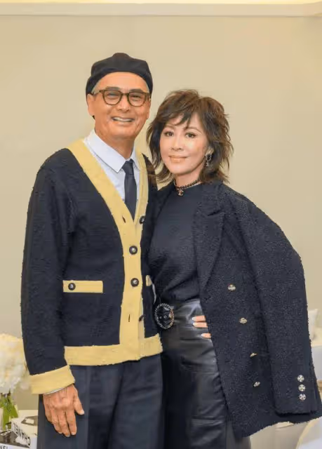 周潤發、劉嘉玲和權志龍合影,回顧紅頭髮美甲的權志龍站C成焦點