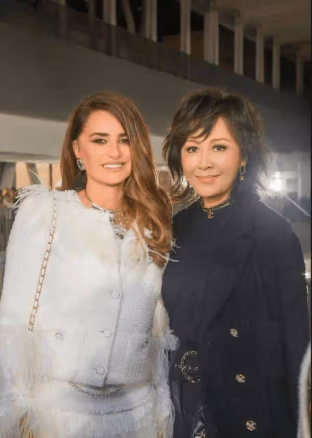 周潤發、劉嘉玲和權志龍合影,回顧紅頭髮美甲的權志龍站C成焦點