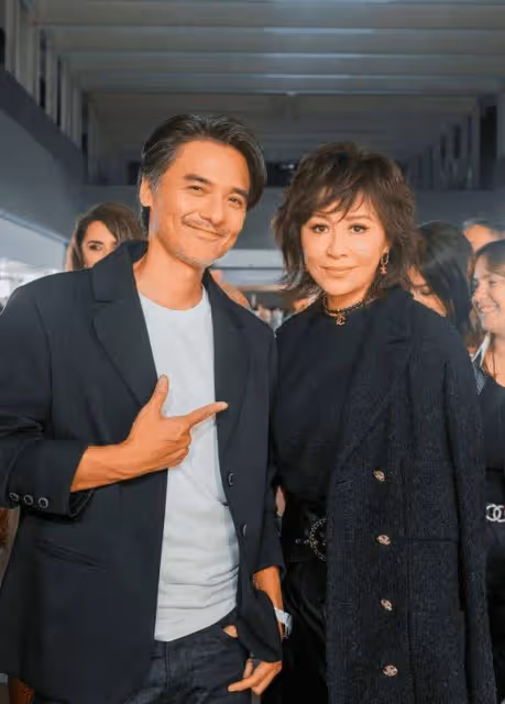 周潤發、劉嘉玲和權志龍合影,回顧紅頭髮美甲的權志龍站C成焦點