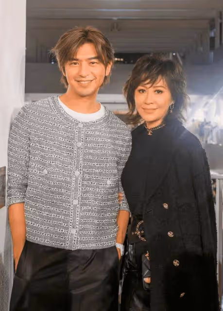 周潤發、劉嘉玲和權志龍合影,回顧紅頭髮美甲的權志龍站C成焦點