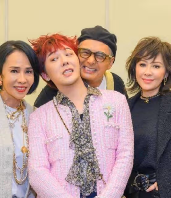 周潤發、劉嘉玲和權志龍合影,回顧紅頭髮美甲的權志龍站C成焦點