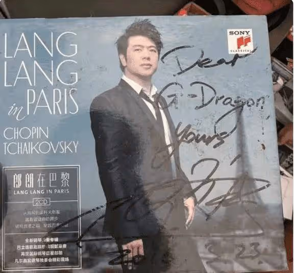 周潤發、劉嘉玲和權志龍合影,回顧紅頭髮美甲的權志龍站C成焦點