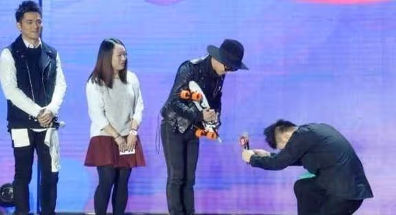 周潤發、劉嘉玲和權志龍合影,回顧紅頭髮美甲的權志龍站C成焦點