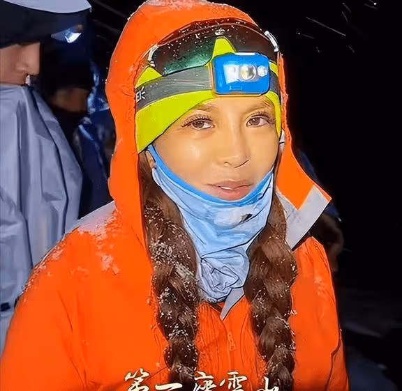 回顧朱迅:抗癌後面容腫脹嘴角歪,卻徒步征服四姑娘雪山