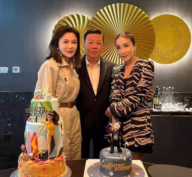 62歲關之琳猛料!與富商同游敦煌,手摸大腿合影,對方老婆曬照