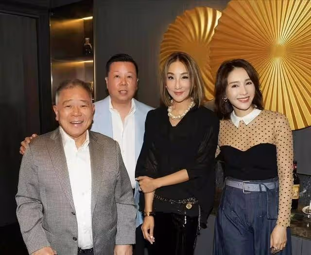 62歲關之琳猛料!與富商同游敦煌,手摸大腿合影,對方老婆曬照