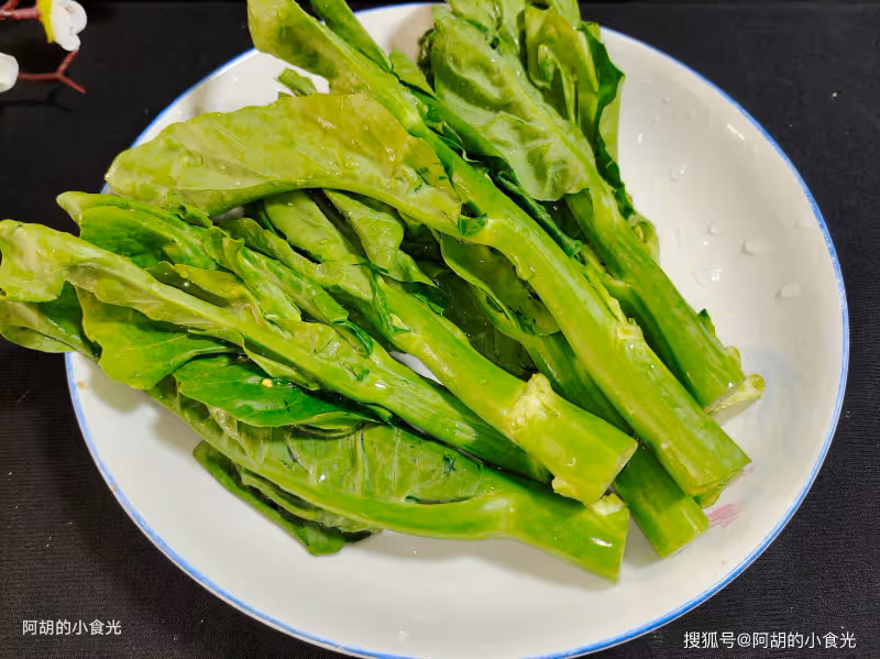 入冬後這菜敞開吃，蔬菜中的補鈣能手！大火炒一盤，一口脆嫩、滿口鮮香