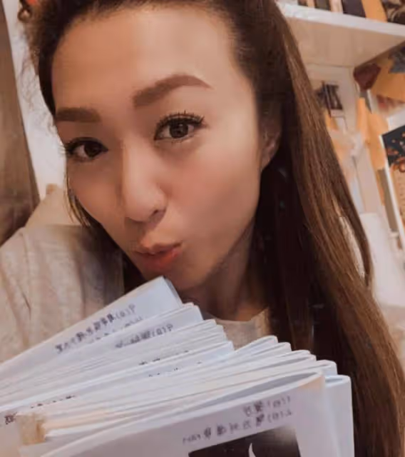 TVB實力女星近況曝光!出席活動大秀完美身材,修長美腿成焦點