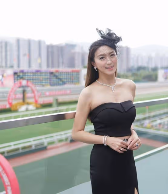 TVB實力女星近況曝光!出席活動大秀完美身材,修長美腿成焦點