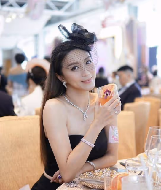 TVB實力女星近況曝光!出席活動大秀完美身材,修長美腿成焦點