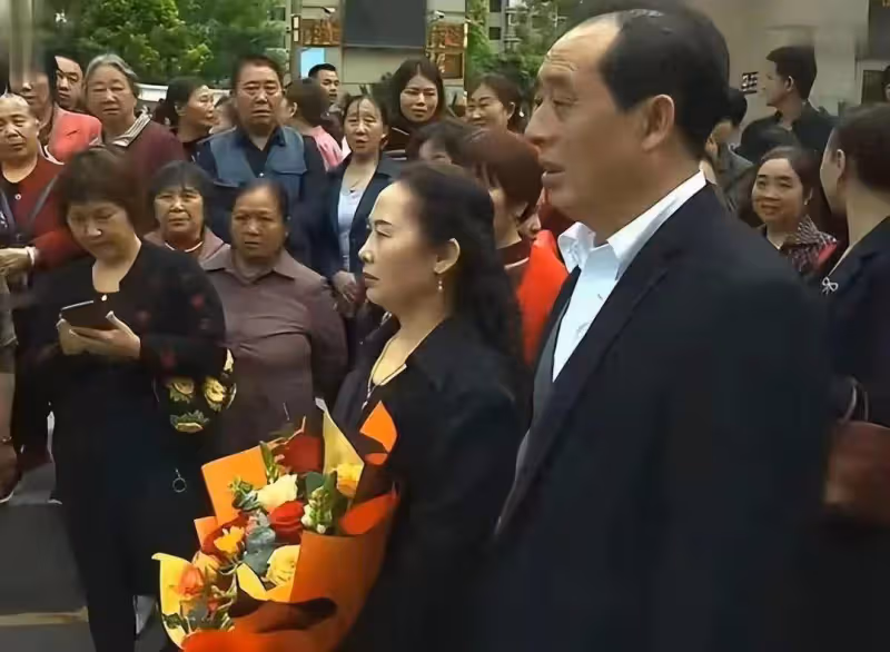 富豪兒子2歲被拐,33年後找到竟然在種地,得知兒子經歷崩潰大哭