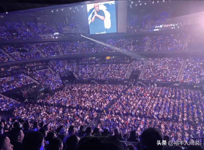四太梁安琪現身刀郎演唱會!與普通人坐一起,網友:她也是農民工