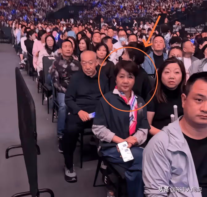 四太梁安琪現身刀郎演唱會!與普通人坐一起,網友:她也是農民工