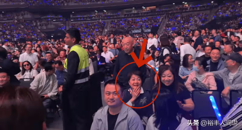 四太梁安琪現身刀郎演唱會!與普通人坐一起,網友:她也是農民工