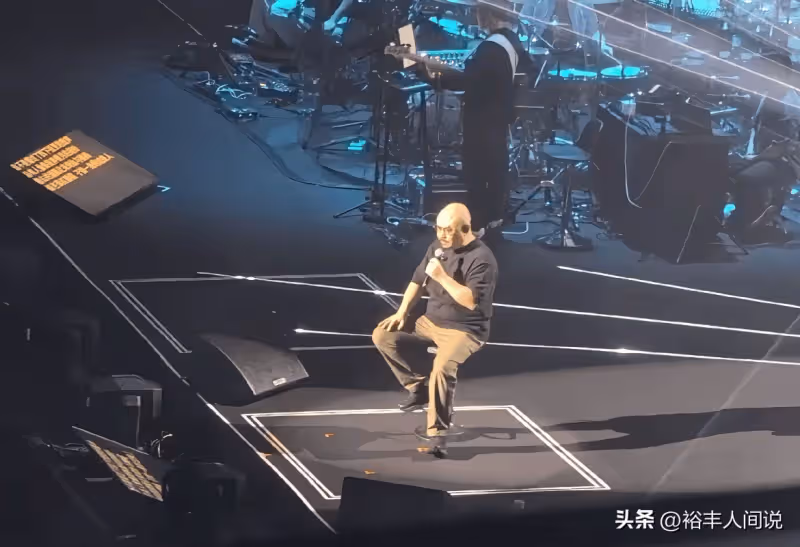 四太梁安琪現身刀郎演唱會!與普通人坐一起,網友:她也是農民工