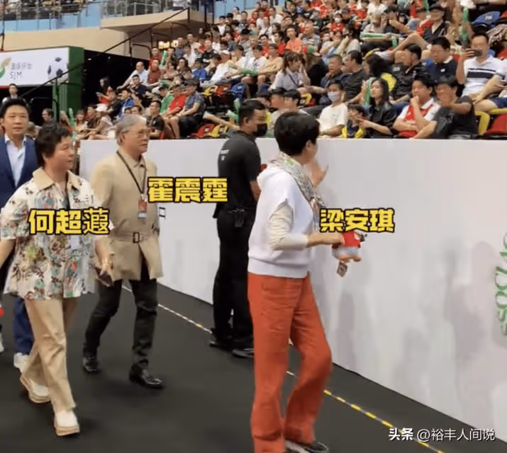 四太梁安琪現身刀郎演唱會!與普通人坐一起,網友:她也是農民工
