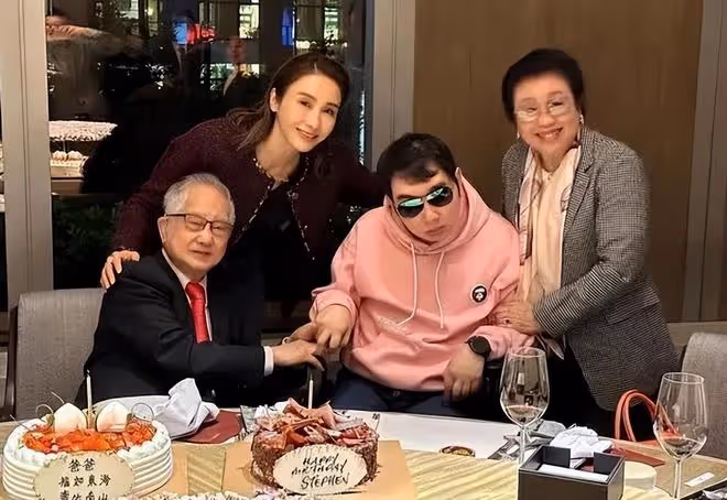 黎姿和49歲殘疾弟弟露面：癱瘓17年花費數千萬，穿粉色衣服狀態好
