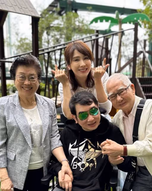 黎姿和49歲殘疾弟弟露面:癱瘓17年花費數千萬,穿粉色衣服狀態好