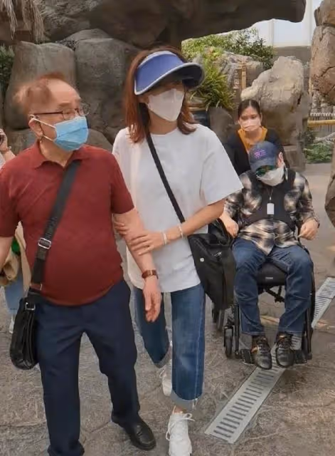 黎姿和49歲殘疾弟弟露面:癱瘓17年花費數千萬,穿粉色衣服狀態好