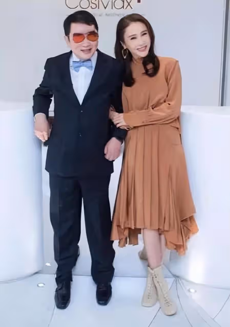 黎姿和49歲殘疾弟弟露面:癱瘓17年花費數千萬,穿粉色衣服狀態好