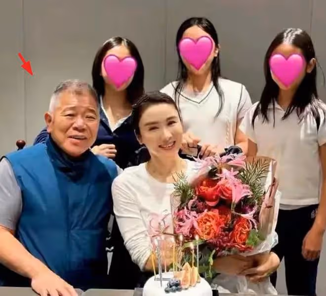 黎姿和49歲殘疾弟弟露面:癱瘓17年花費數千萬,穿粉色衣服狀態好