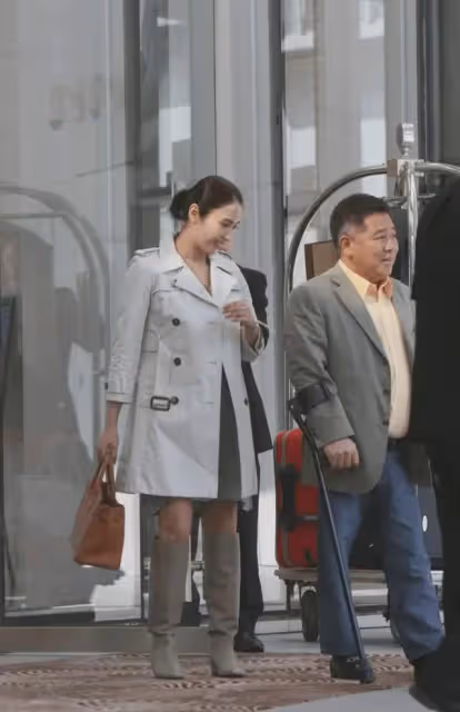 黎姿和49歲殘疾弟弟露面:癱瘓17年花費數千萬,穿粉色衣服狀態好