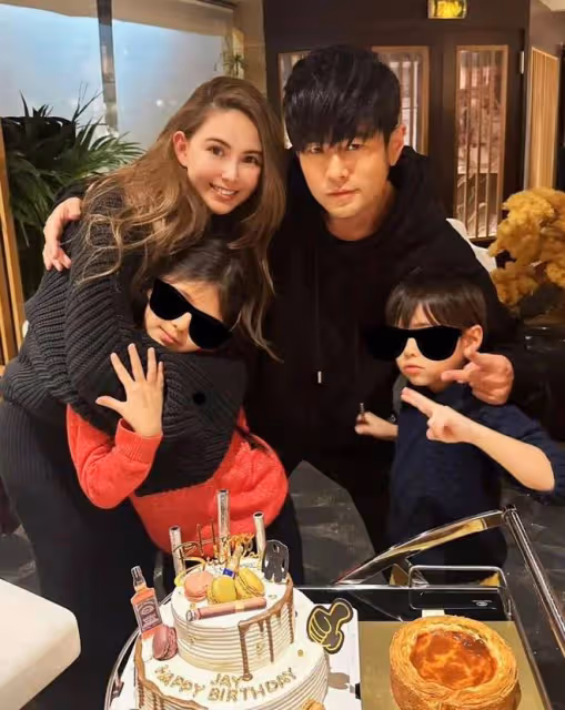 周杰倫曬家庭溫馨照,大女兒背妹妹顯成長,網友熱議時光飛逝