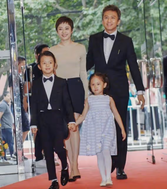鄧超新片宣傳,兒女出鏡引熱議:明星子女如何平衡隱私與公眾關注