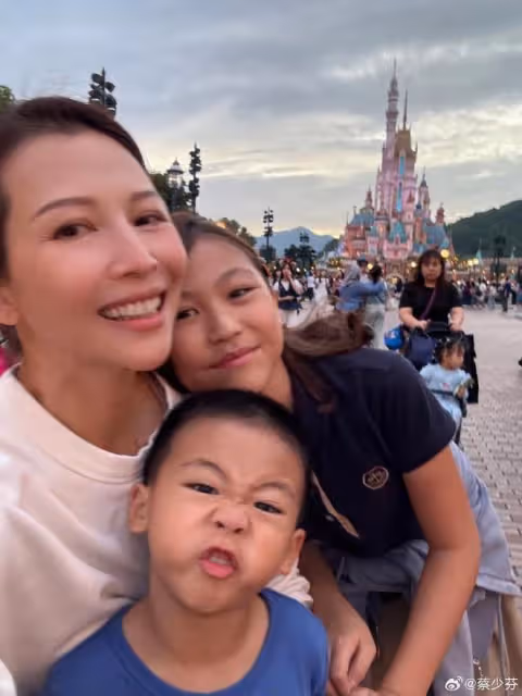 蔡少芬帶兒女出遊，包子背著弟弟玩耍，姐弟倆一個像媽一個像爸