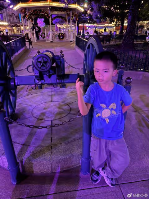 蔡少芬帶兒女出遊，包子背著弟弟玩耍，姐弟倆一個像媽一個像爸