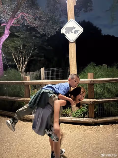 蔡少芬帶兒女出遊，包子背著弟弟玩耍，姐弟倆一個像媽一個像爸