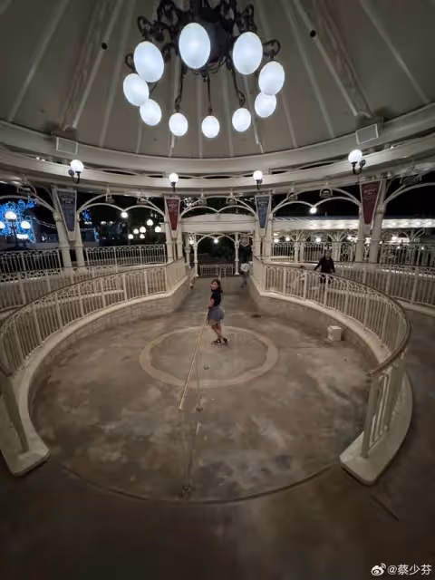 蔡少芬帶兒女出遊，包子背著弟弟玩耍，姐弟倆一個像媽一個像爸