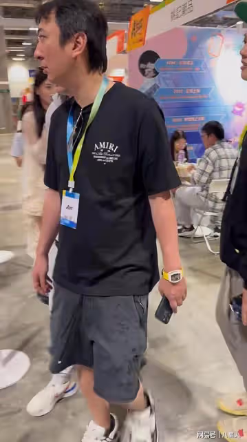 王思聰洗清冤屈後低調回國!瘦了一圈表情冷漠,千億家產卻穿破洞褲