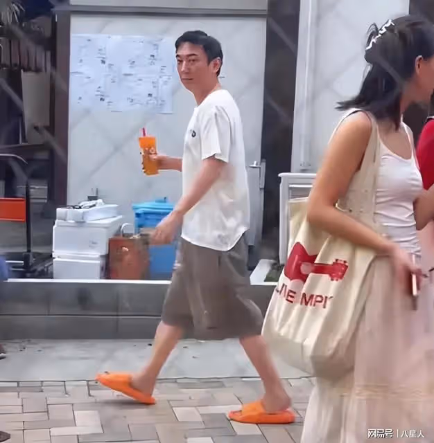 王思聰洗清冤屈後低調回國!瘦了一圈表情冷漠,千億家產卻穿破洞褲
