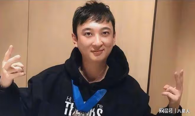 王思聰洗清冤屈後低調回國!瘦了一圈表情冷漠,千億家產卻穿破洞褲