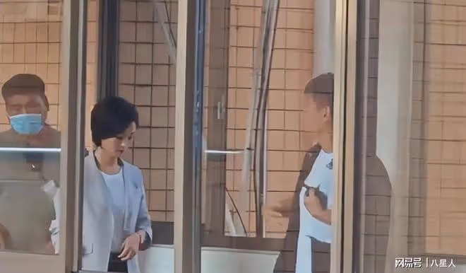 趙麗穎邊拍新戲邊帶娃!陪兒子想想看動畫片,發大笑表情幸福洋溢