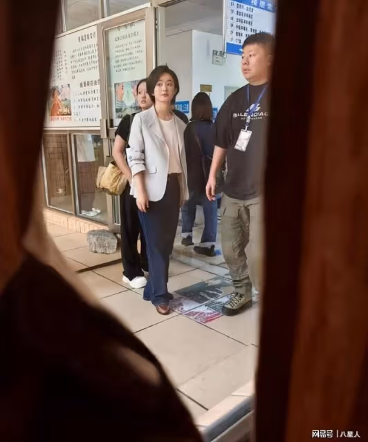 趙麗穎邊拍新戲邊帶娃!陪兒子想想看動畫片,發大笑表情幸福洋溢