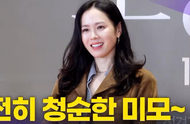 孫藝珍亮相VIP試映會,休閒裝配色很秋冬,溫婉可人好甜美