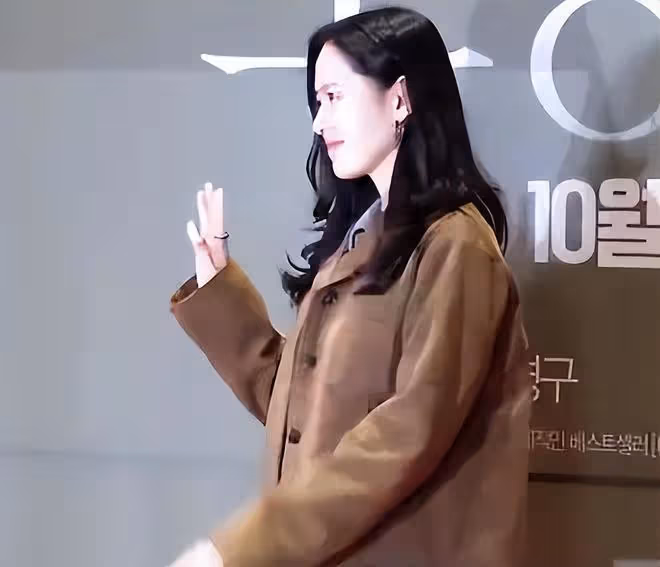 孫藝珍亮相VIP試映會,休閒裝配色很秋冬,溫婉可人好甜美