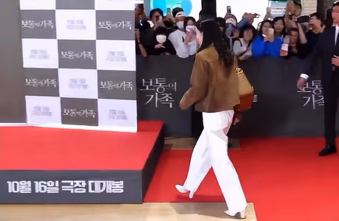 孫藝珍亮相VIP試映會,休閒裝配色很秋冬,溫婉可人好甜美