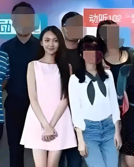 葉珂主持人舊照曝光:清純可人,顏值巔峰引網友熱議!