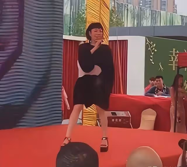 從代言費過億到縣城賣唱,現在又慘遭淘汰的吳莫愁,真的甘心嗎?