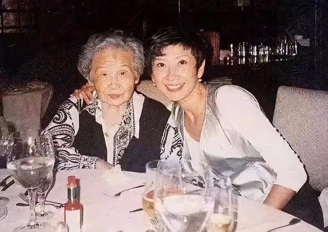 73歲徐克當爹,小30歲女友懷孕,丁克36年的施南生,值嗎?