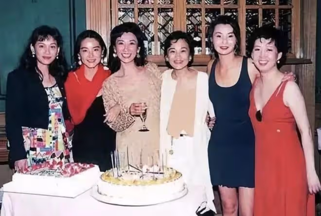 73歲徐克當爹,小30歲女友懷孕,丁克36年的施南生,值嗎?