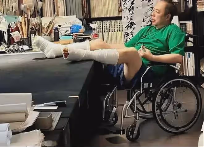 67歲張鐵林近況曝光,網友:這個英國人又來圈錢了