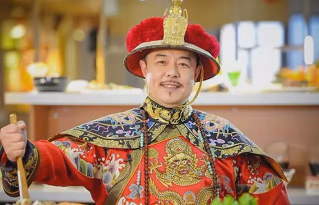 67歲張鐵林近況曝光,網友:這個英國人又來圈錢了